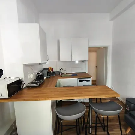 Agais Suits - Modern In Downtown Apartmán